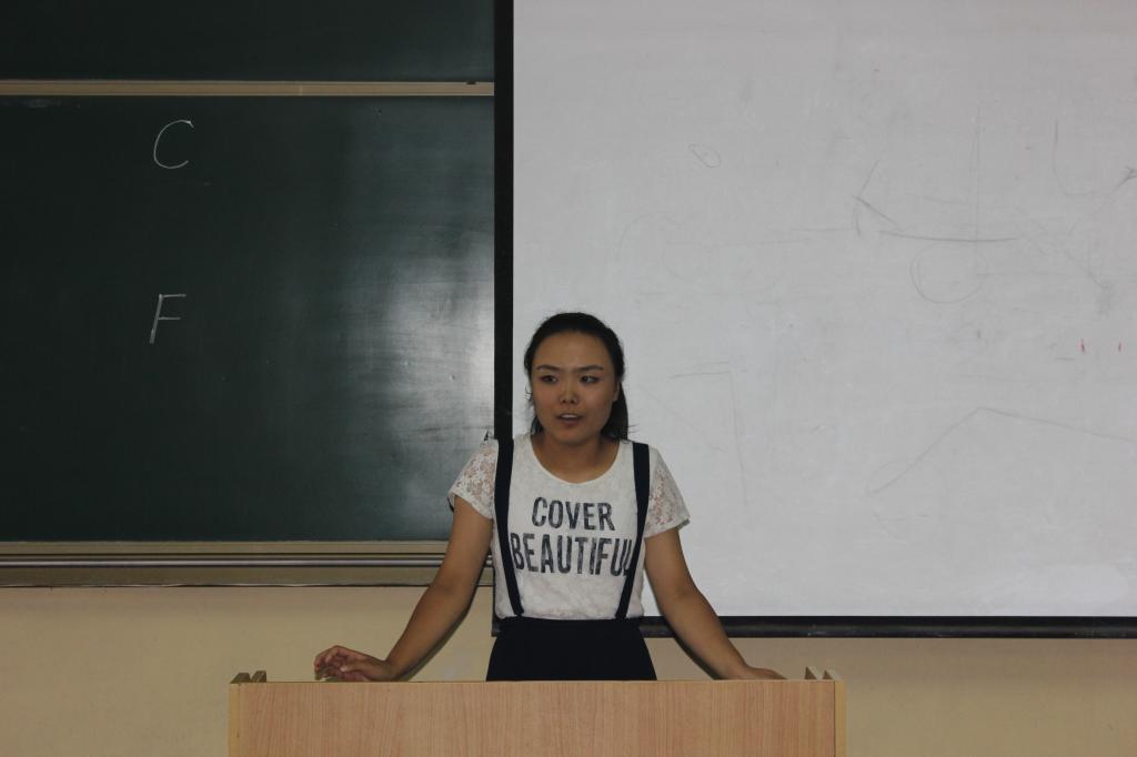 竞聘者发表演讲