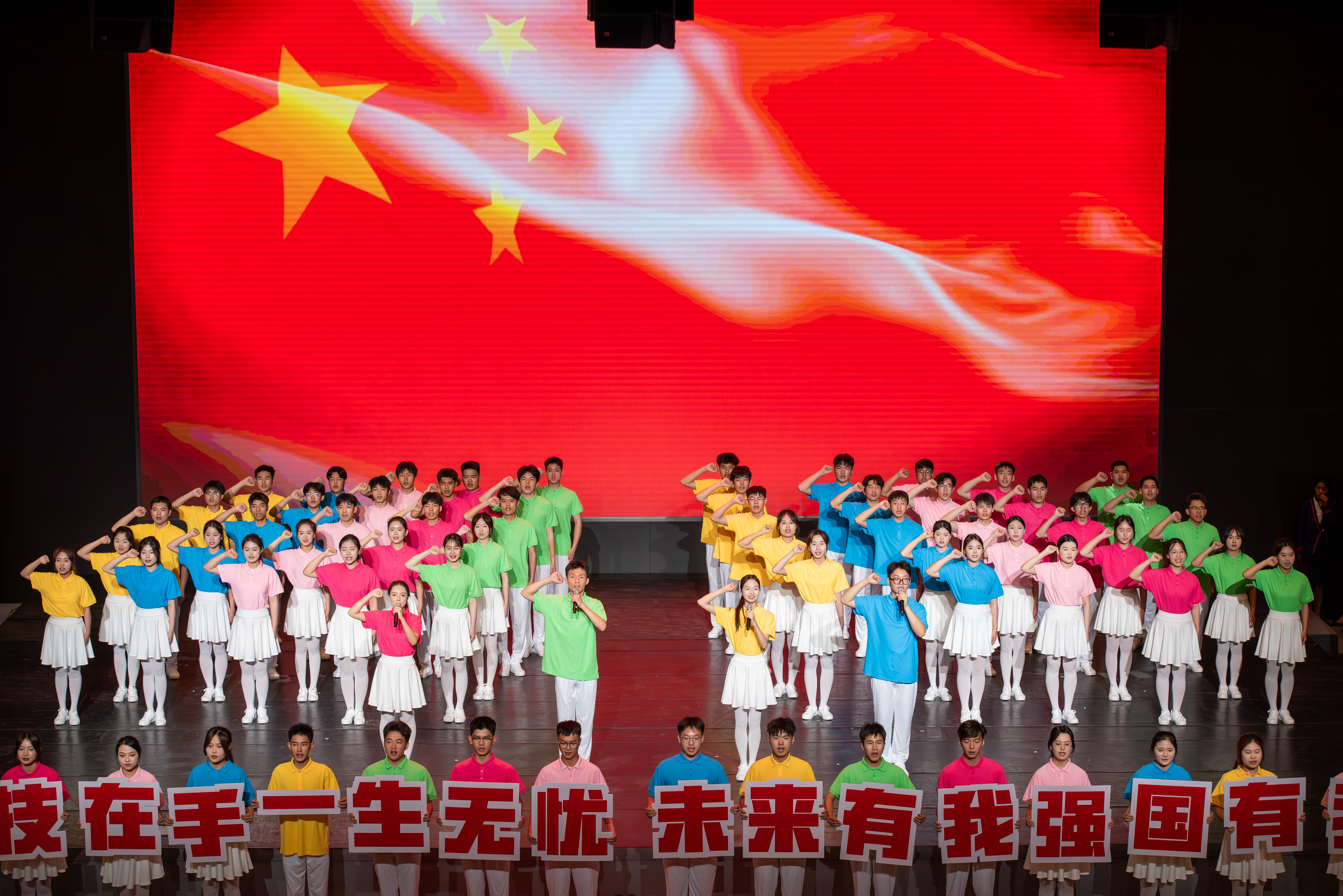 beat365官网学子在2024年陕西省职教活动周启动仪式上进行青春宣讲